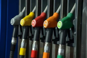 Російські водії по дві доби стоять у платних чергах, щоб придбати пальне (відео)