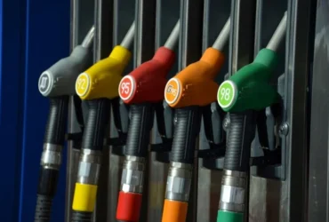Російські водії по дві доби стоять у платних чергах, щоб придбати пальне (відео)