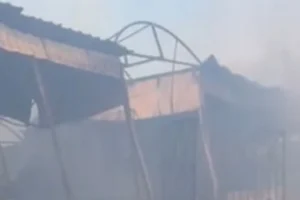 На Почайній згорів антикварний ринок: підприємці намагаються відшукати уцілілі речі (відео)