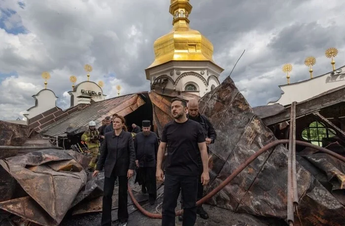 Зеленський розповів, чим росіяни вдарили по Лаврі