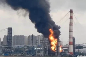 Мадяр показав напис на дроні, який атакував Московський НПЗ (фото)