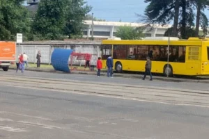 У Києві автобус зніс зупинку громадського транспорту, є постраждалі