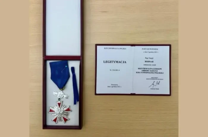 Ще один український посадовець повернув нагороду Польщі
