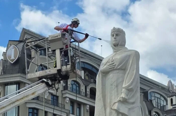 Княгиня Ольга вже без укриття: Київ розпочав розконсервацію історичних пам’яток