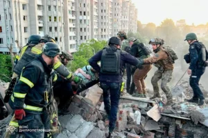 Понад 100 поранених і 13 загиблих, серед них – трирічна дитина: наслідки російської атаки на Україну