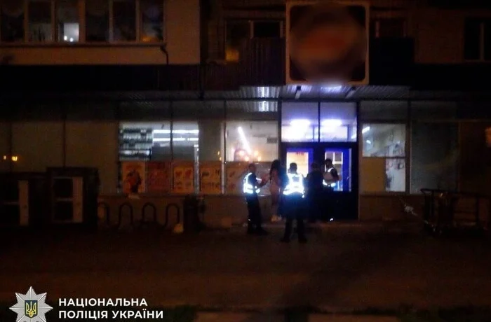 20-річна киянка ногами винесла двері магазину через відмову продати спиртне