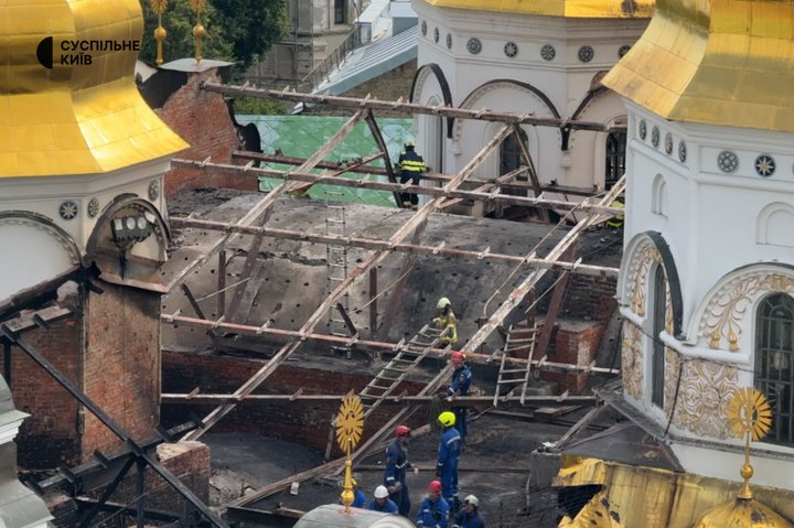 Рятувальники працюють над перекриттям даху Свято-Успенського собору