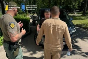 Елітне авто і $44,5 тис. за закриття справи: експрокурори з Кіровоградщини отримали підозри