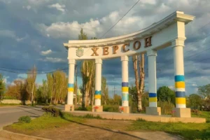 Нічний удар по Херсону: загинула пенсіонерка, є поранені
