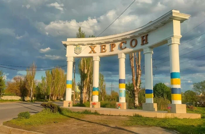 Нічний удар по Херсону: загинула пенсіонерка, є поранені