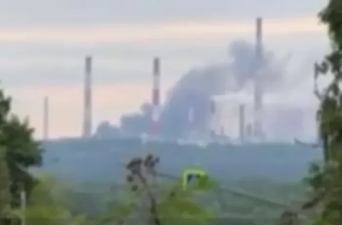 «Привітання» з Днем РФ. Уражено один із найбільших російських нафтохімічних заводів