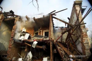 Поліція показала перші хвилини після російської атаки на Дніпро (відео)