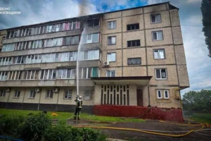 Пожежа на Броварщині: вогонь охопив дах багатоповерхівки, є постраждалий (фото)
