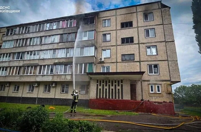 Пожежа на Броварщині: вогонь охопив дах багатоповерхівки, є постраждалий (фото)