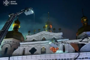 Рятувальники ліквідовують наслідки нічної російської атаки по Києву