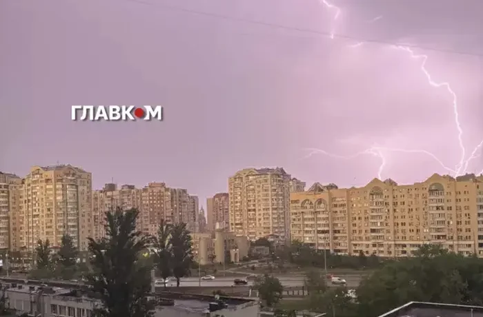Київ накрила негода