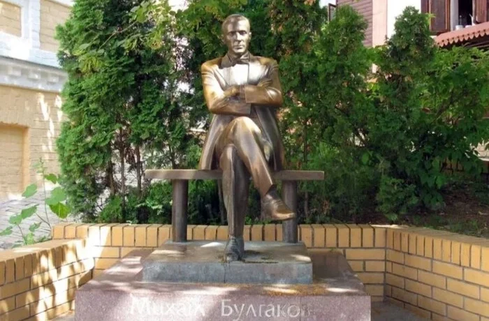 У Києві демонтовано пам’ятник Михайлу Булгакову (відео)