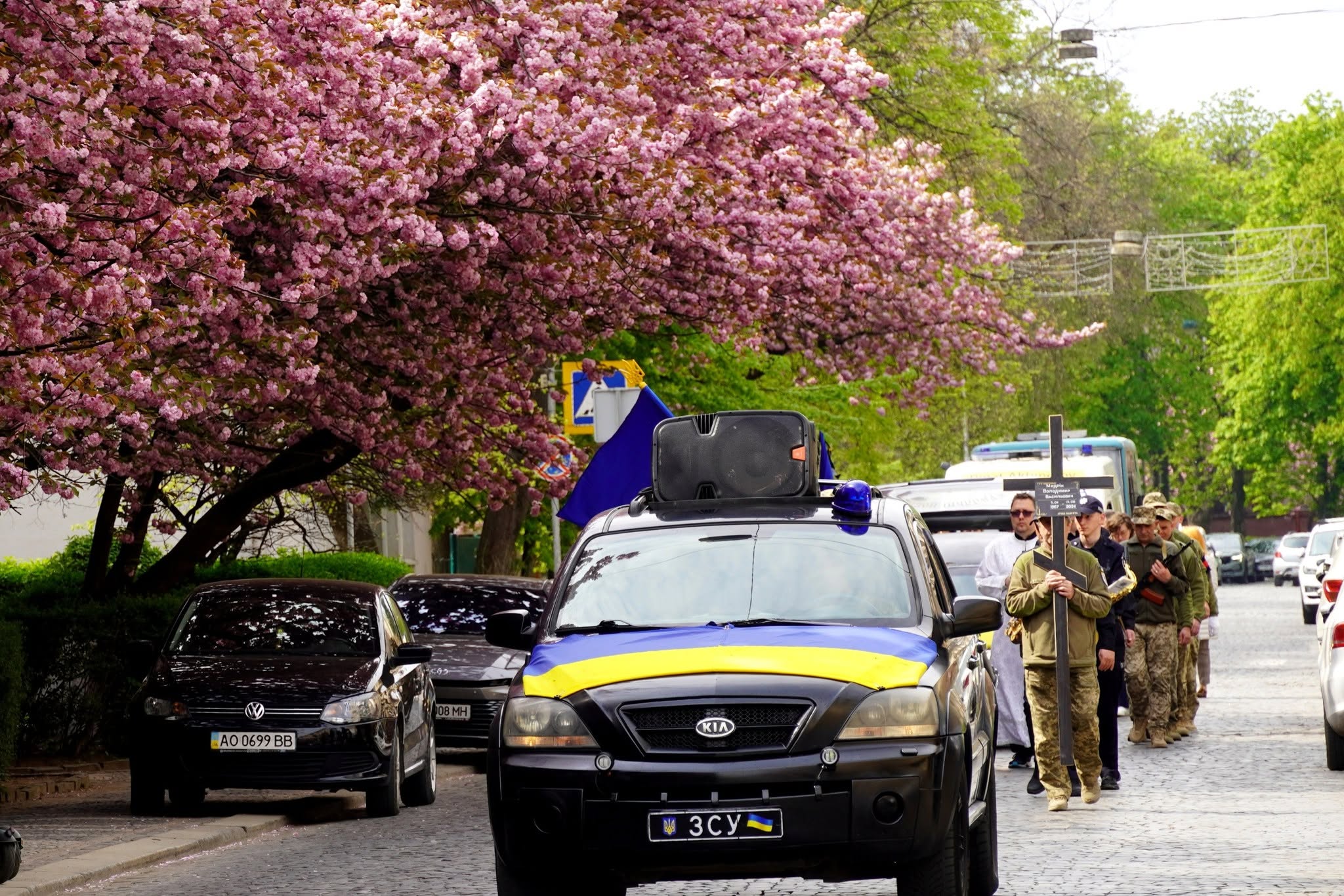 Траурна процесія рухається вулицями Ужгорода
