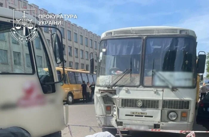 На Закарпатті вантажівка в’їхала у людей, які виходили з автобуса: є загиблі (фото)