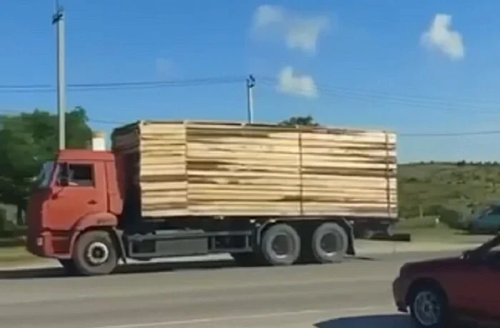 В окупованому Криму росіяни маскують бензовози під цивільні фургони (відео)