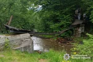 На Буковині через обвал мосту травмувалася група дітей