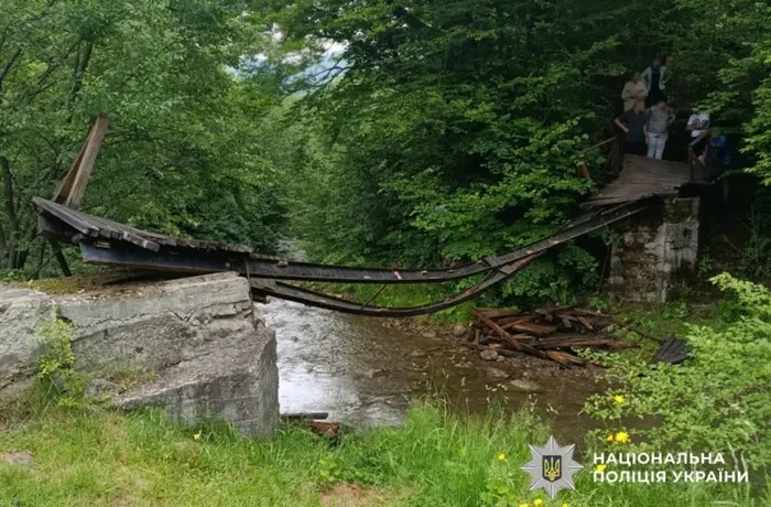 На Буковині через обвал мосту травмувалася група дітей