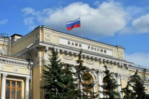 Банк Росії знизив ключову ставку, проте визнав безсилля перед військовими витратами Путіна