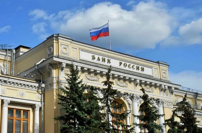Банк Росії знизив ключову ставку, проте визнав безсилля перед військовими витратами Путіна