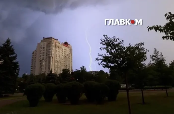 Синоптики попередили про грози у деяких областях 30 червня