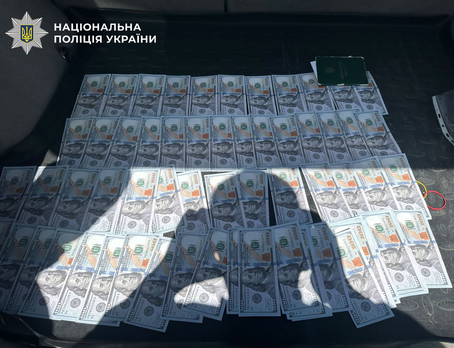 Затримали підозрюваного військовослужбовця «на гарячому», після передачі йому частини грошей, стверджують правоохоронці