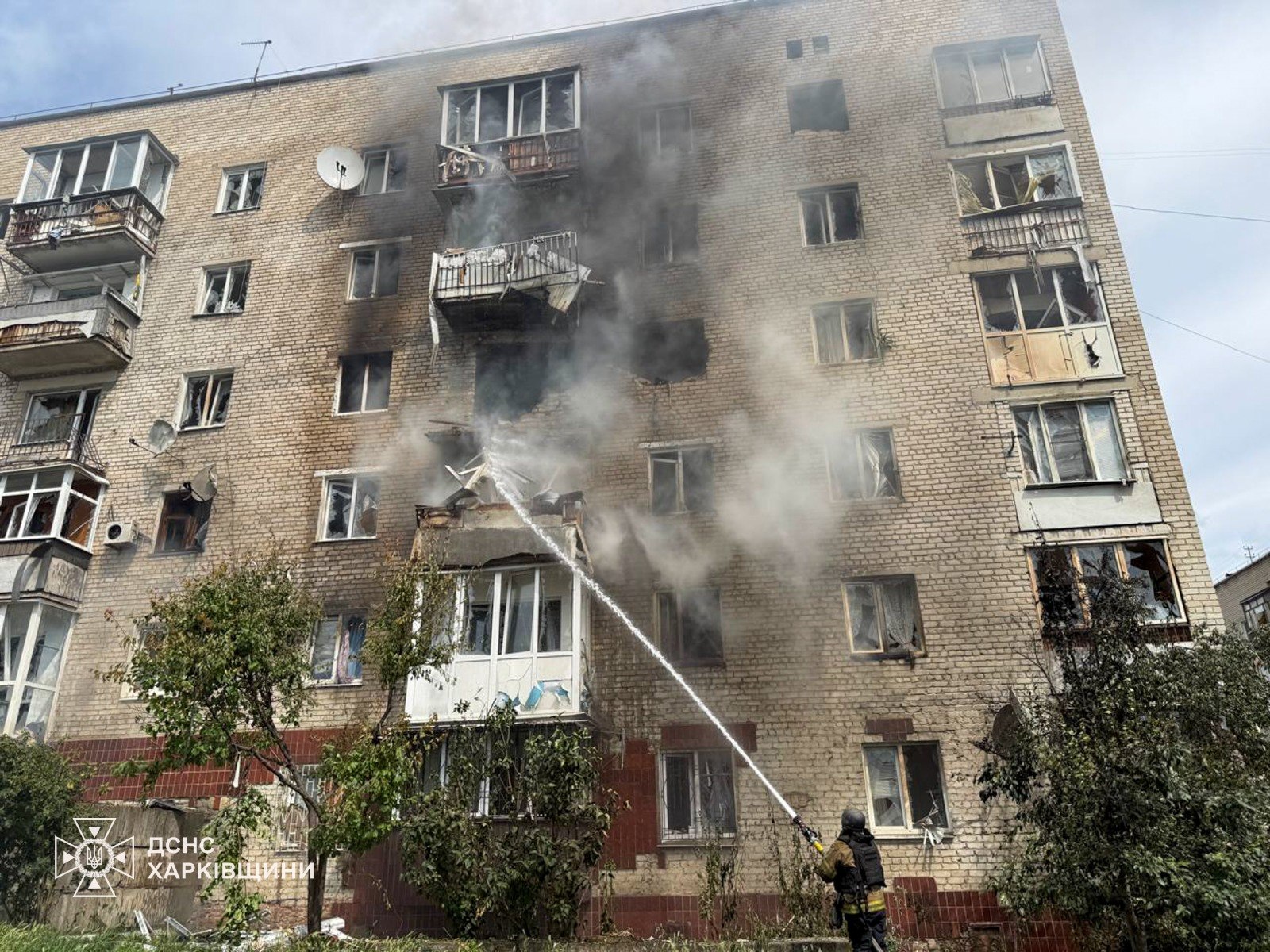 Унаслідок прямого попадання пошкоджено конструкції багатоповерхівки, виникла пожежа