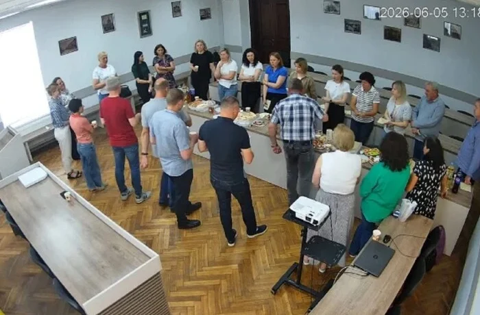 «Хотіли скромно з’їсти піцу». Мер Кам’янки-Бузької прокоментував застілля у сесійній залі, яке потрапило на стрім