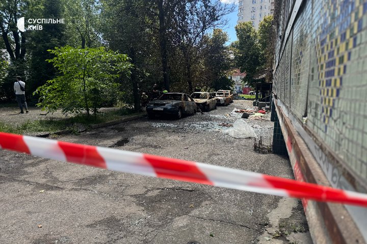 Територія біля пошкодженого будинку у Солом'янському районі вкрита битим склом. Київ, 15 червня 2026 року