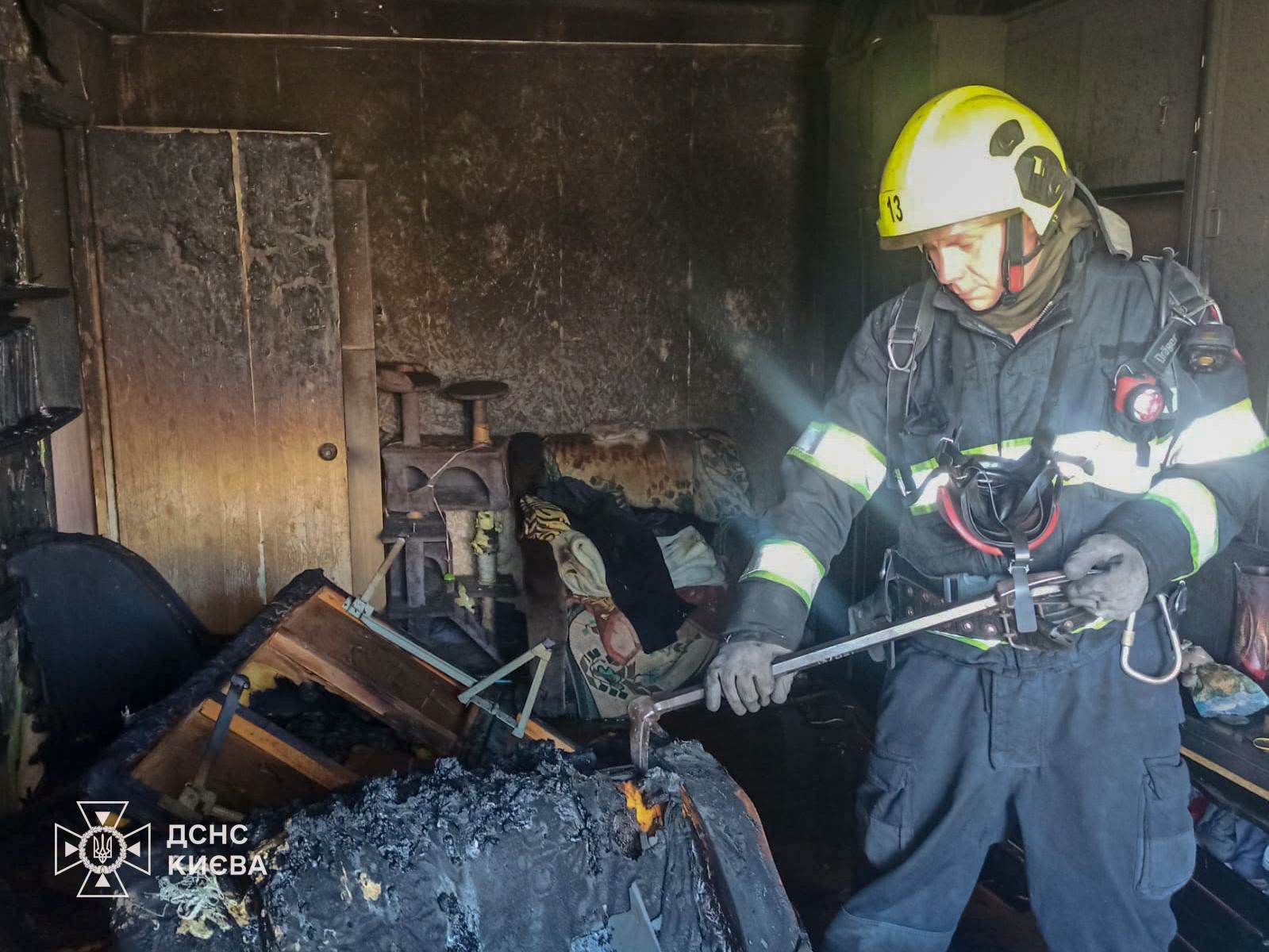 Пожежа сталася на восьмому поверсі багатоповерхівки на Воскресенському проспекті