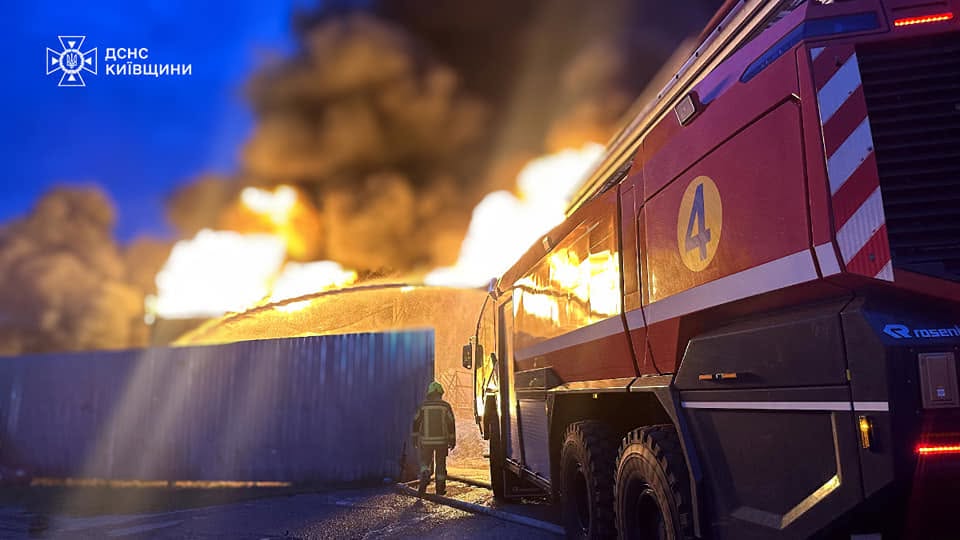 Автівка вогнеборців на місці пожежі