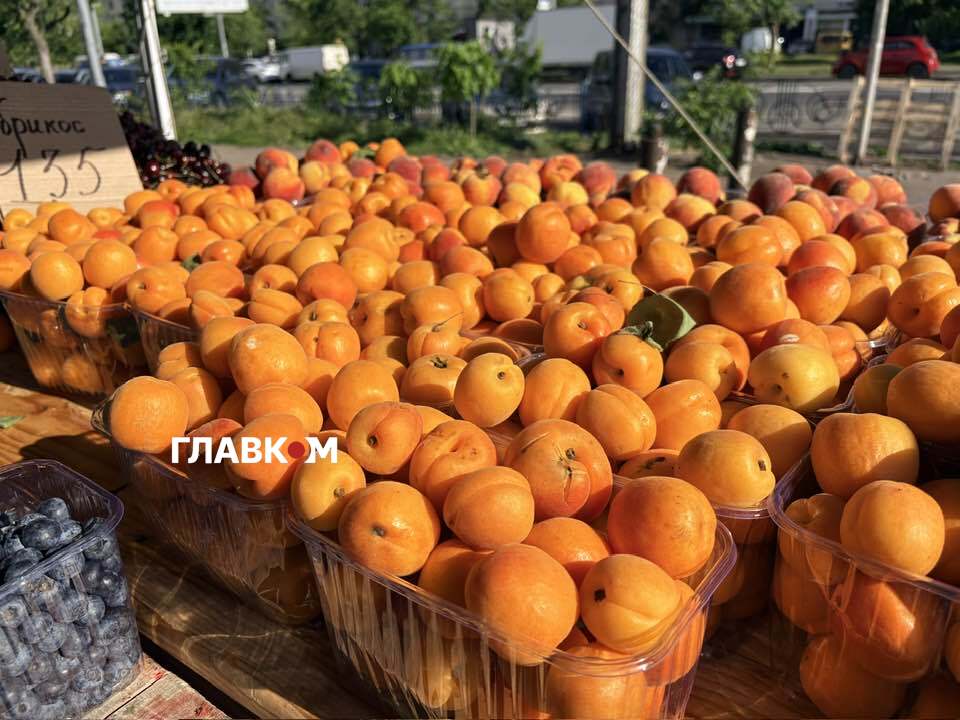 За найкрупніші абрикоси доведеться заплатити по 135 грн за кіло