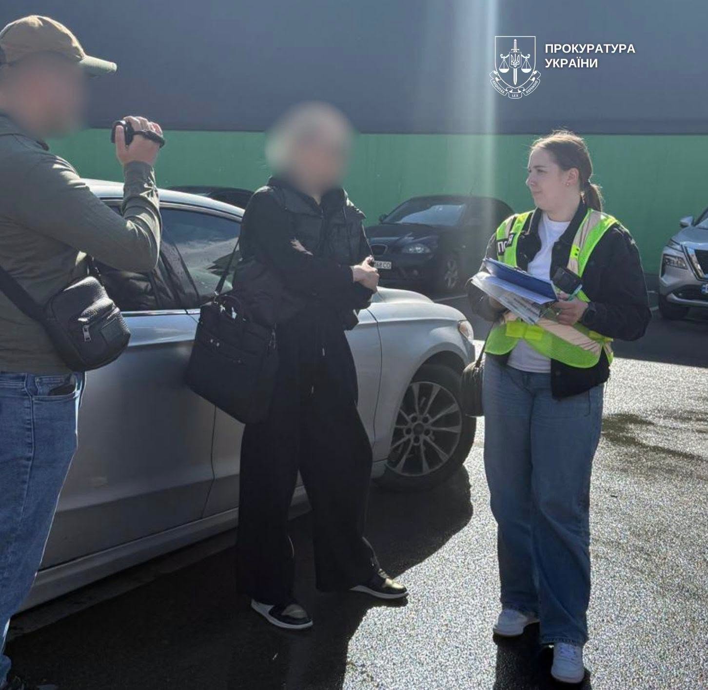 Слідство встановило, що підозрювана займалася безпосереднім пошуком «клієнтів», які бажали нелегально виїхати з країни
