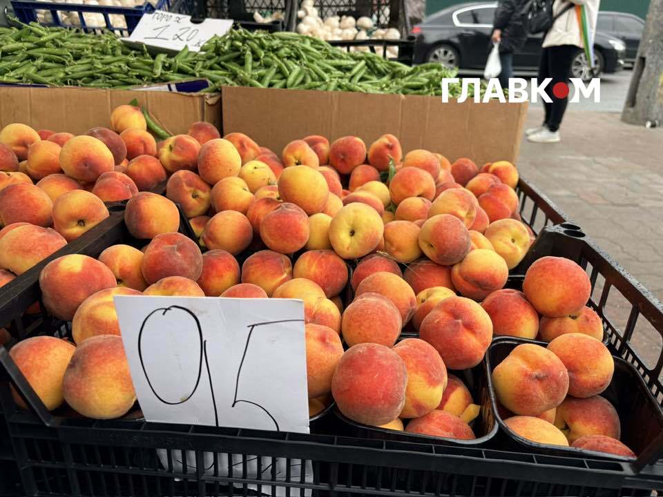 Персики для зручності вже розфасовані у маленькі пластикові кошики