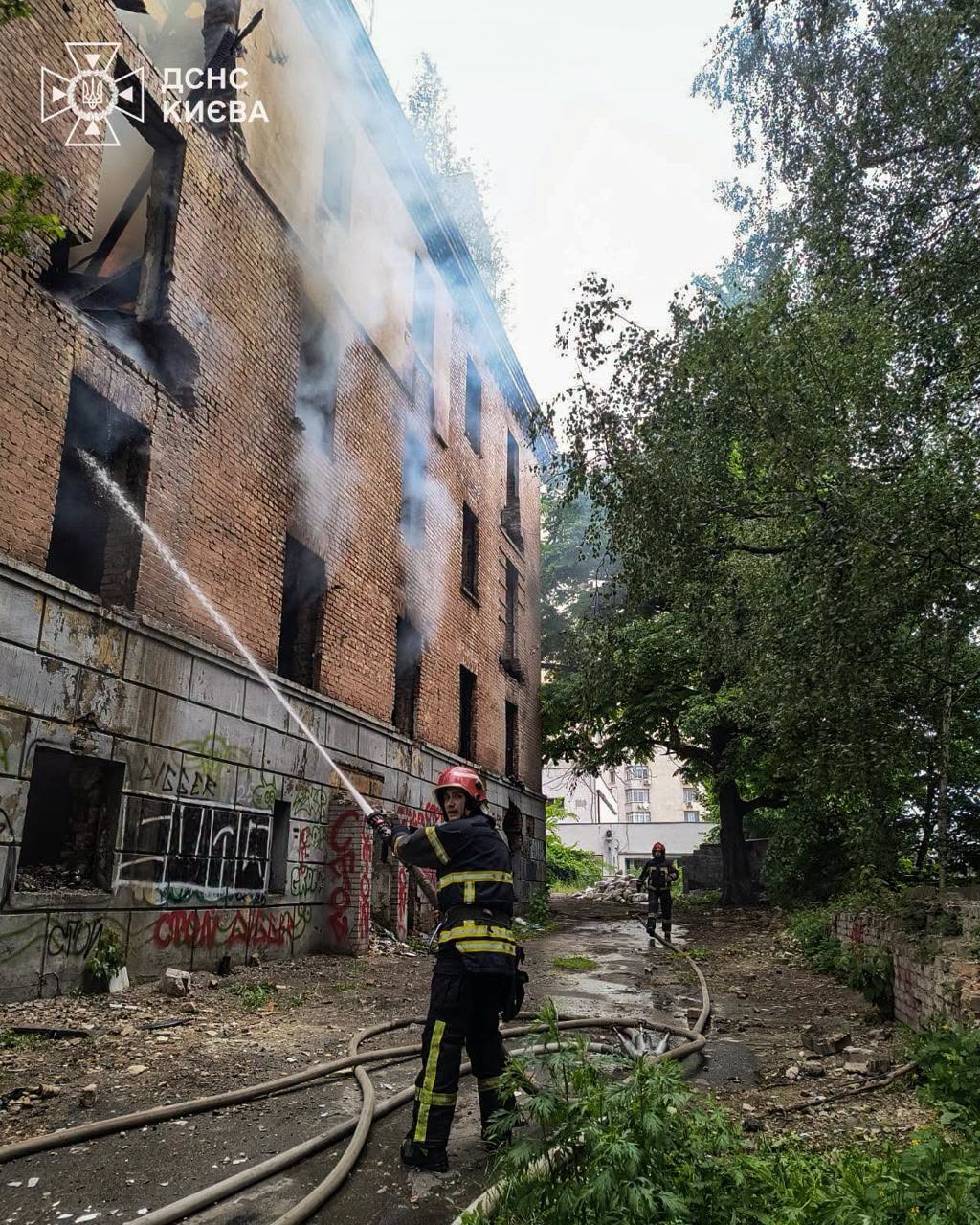 Пожежа виникла у триповерховій відселеній будівлі
