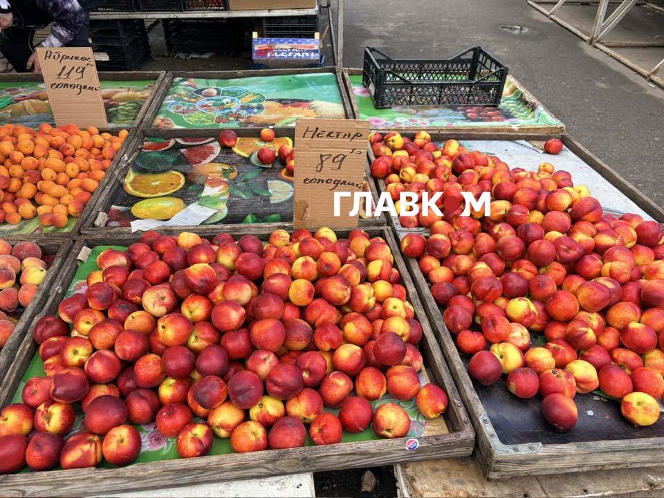 На ринках продавці вже виставили ятки, розраховані на великий обсяг продукції