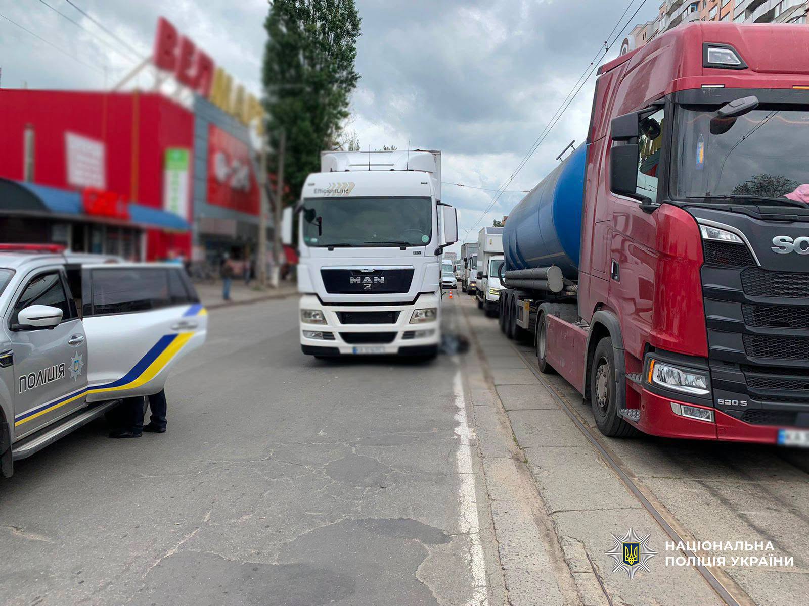 На місці події працює слідчо-оперативна група з розслідування дорожньо-транспортних пригод главку поліції Києва