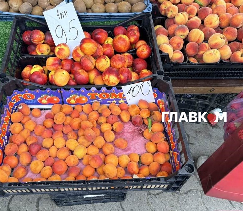 Нектарини, абрикоси та персики на столичному ринку