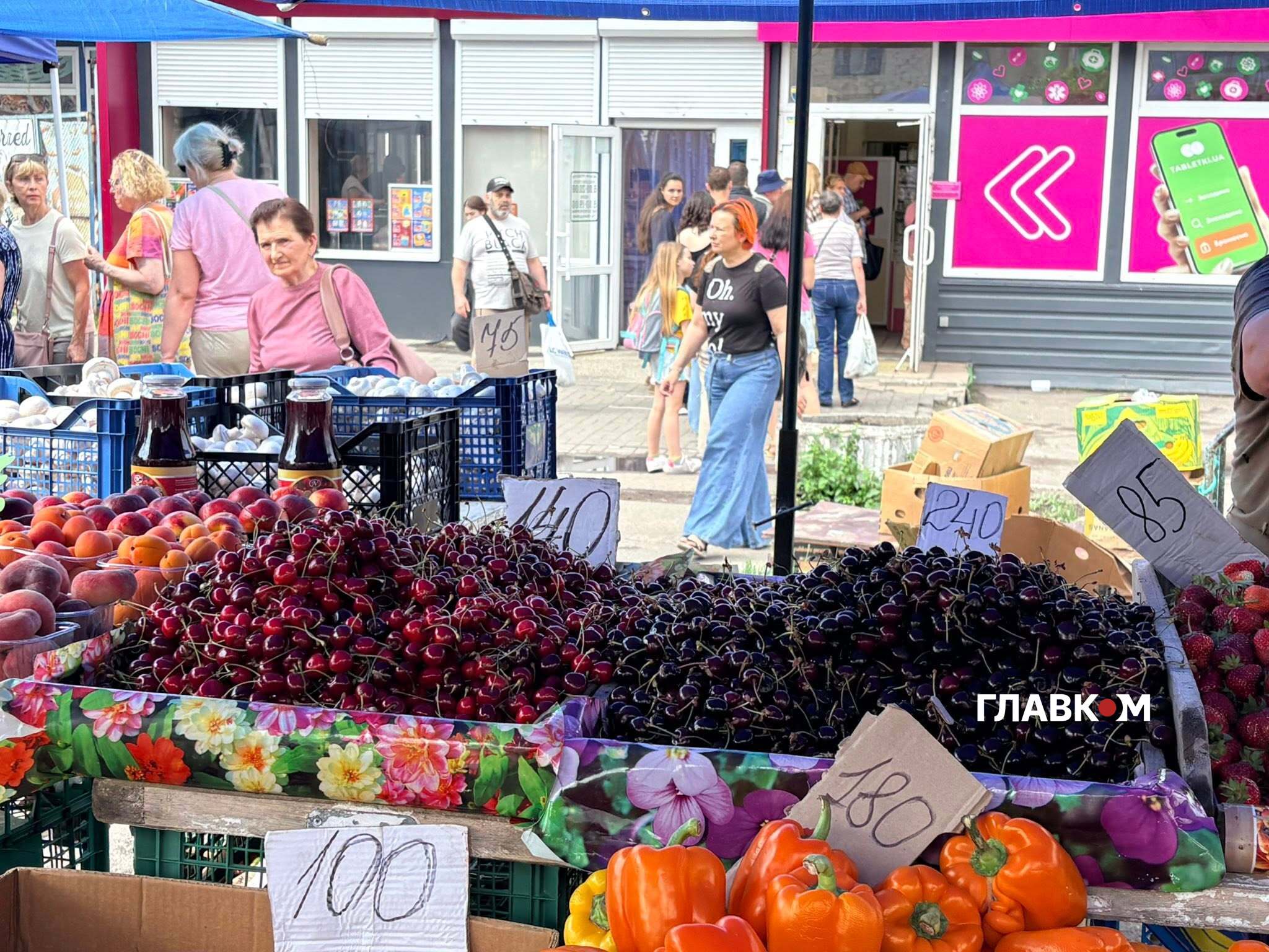 Добірна чорна черешня продається за ціною 240 грн/кг. Ця ягода вже повністю визріла, на відміну від дешевших пропозицій
