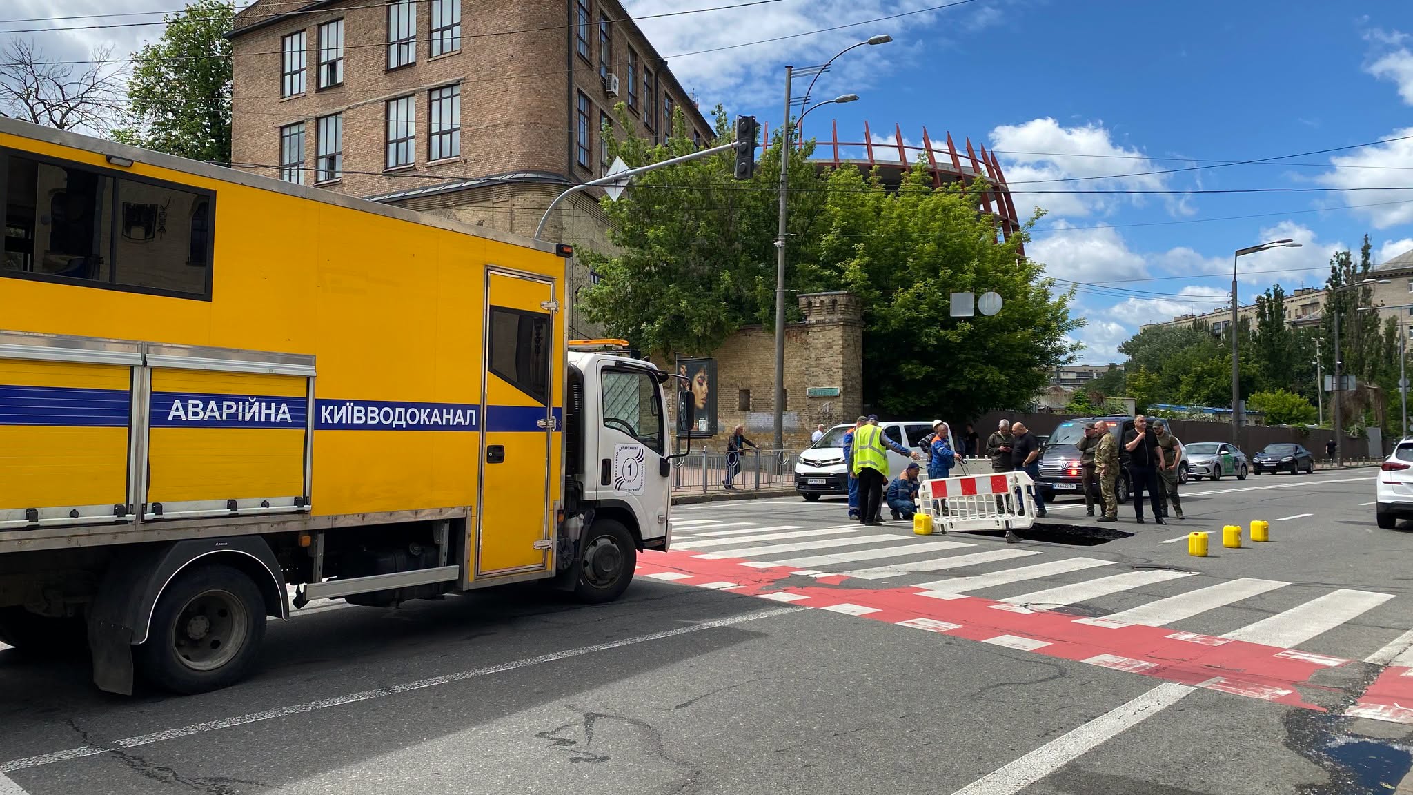 Провал асфальтового покриття на проїжджій частині по вулиці Івана Мазепи,1 біля метро «Арсенальна»