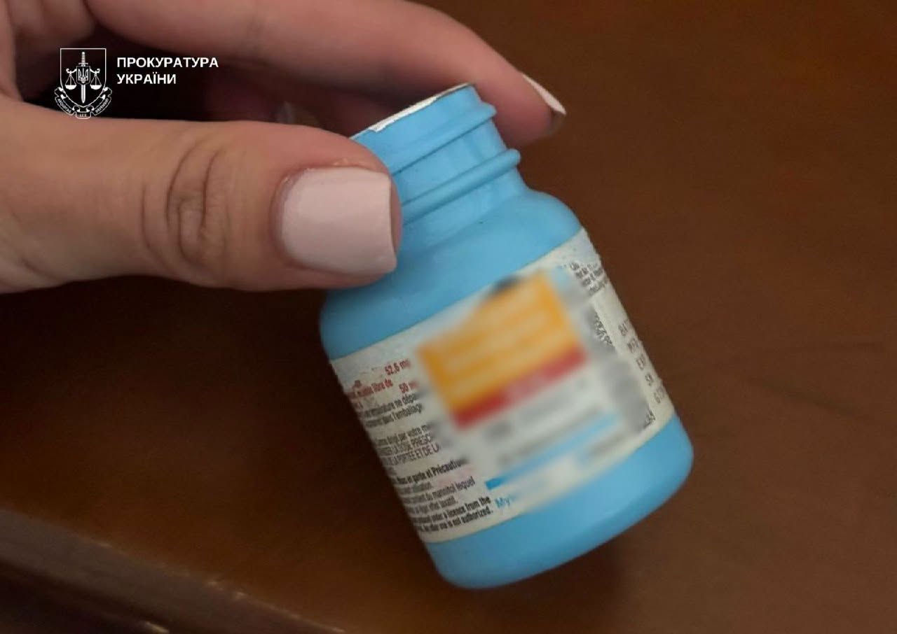 Пляшка, у якій підозрюваний намагався передати пігулки