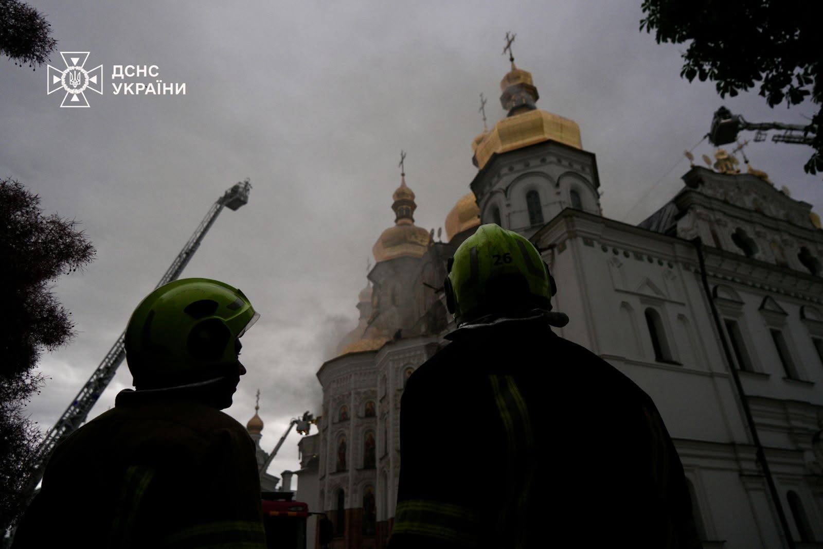 Рятувальники ліквідовують наслідки удару по Києво-Печерській лаврі (фото, відео)  фото 4