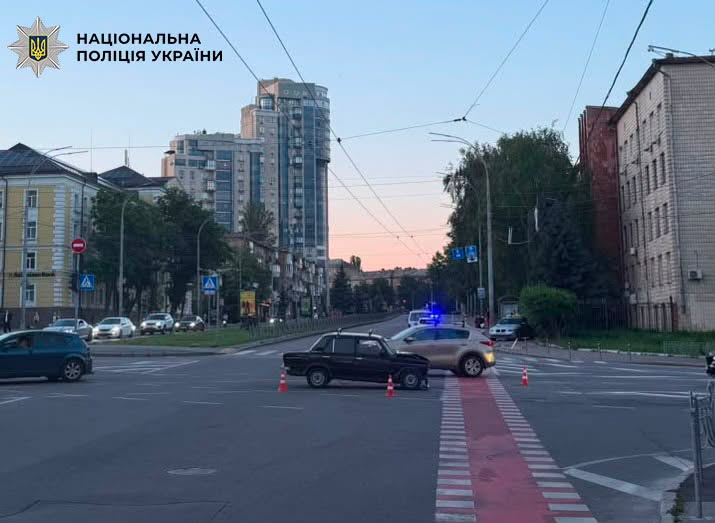 ДТП сталося на перехресті вулиць Генерала Алмазова та Князів Острозьких