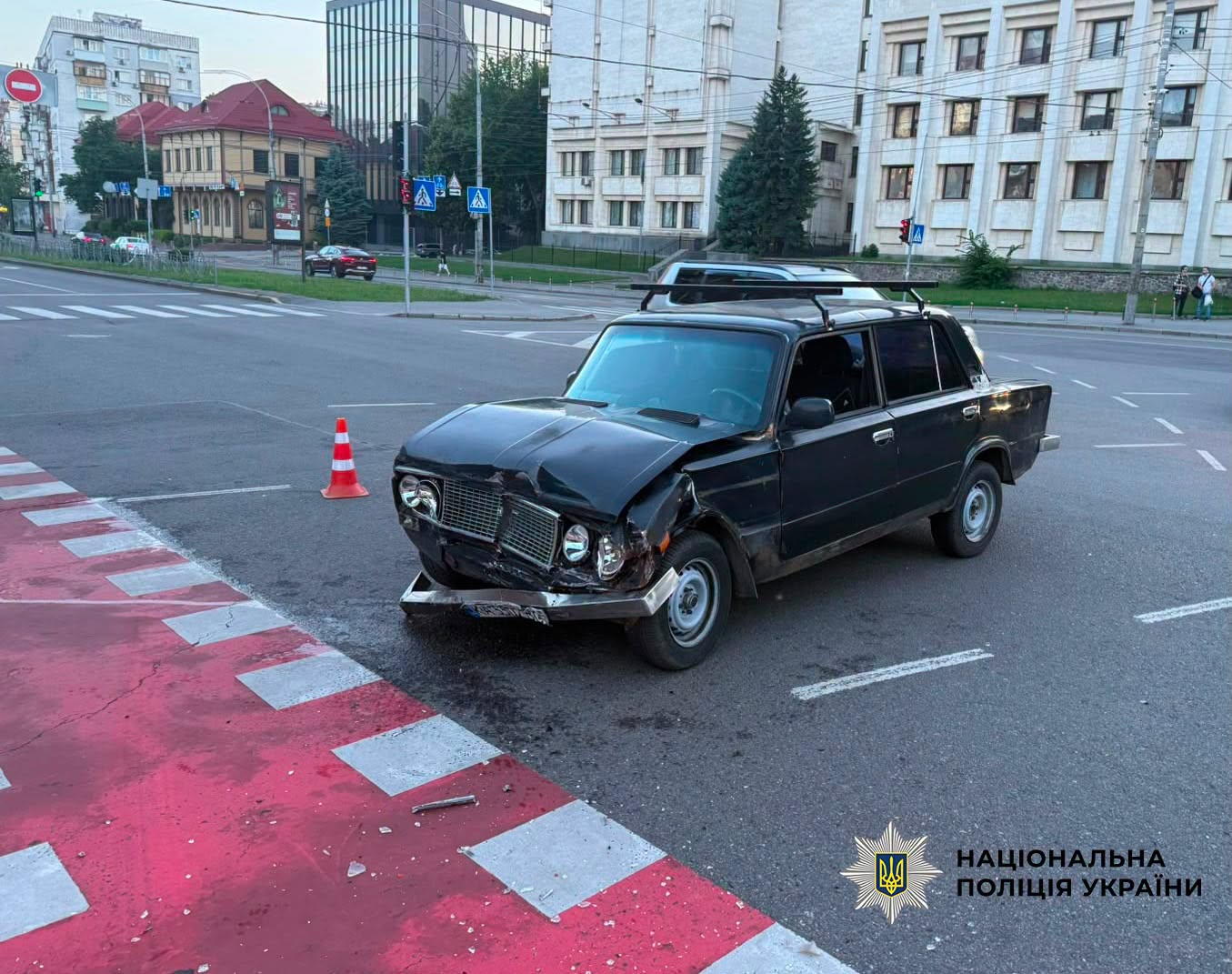  35-річний водій автомобіля ВАЗ не надав перевагу в русі автомобілю BMW, через що сталося потужне зіткнення