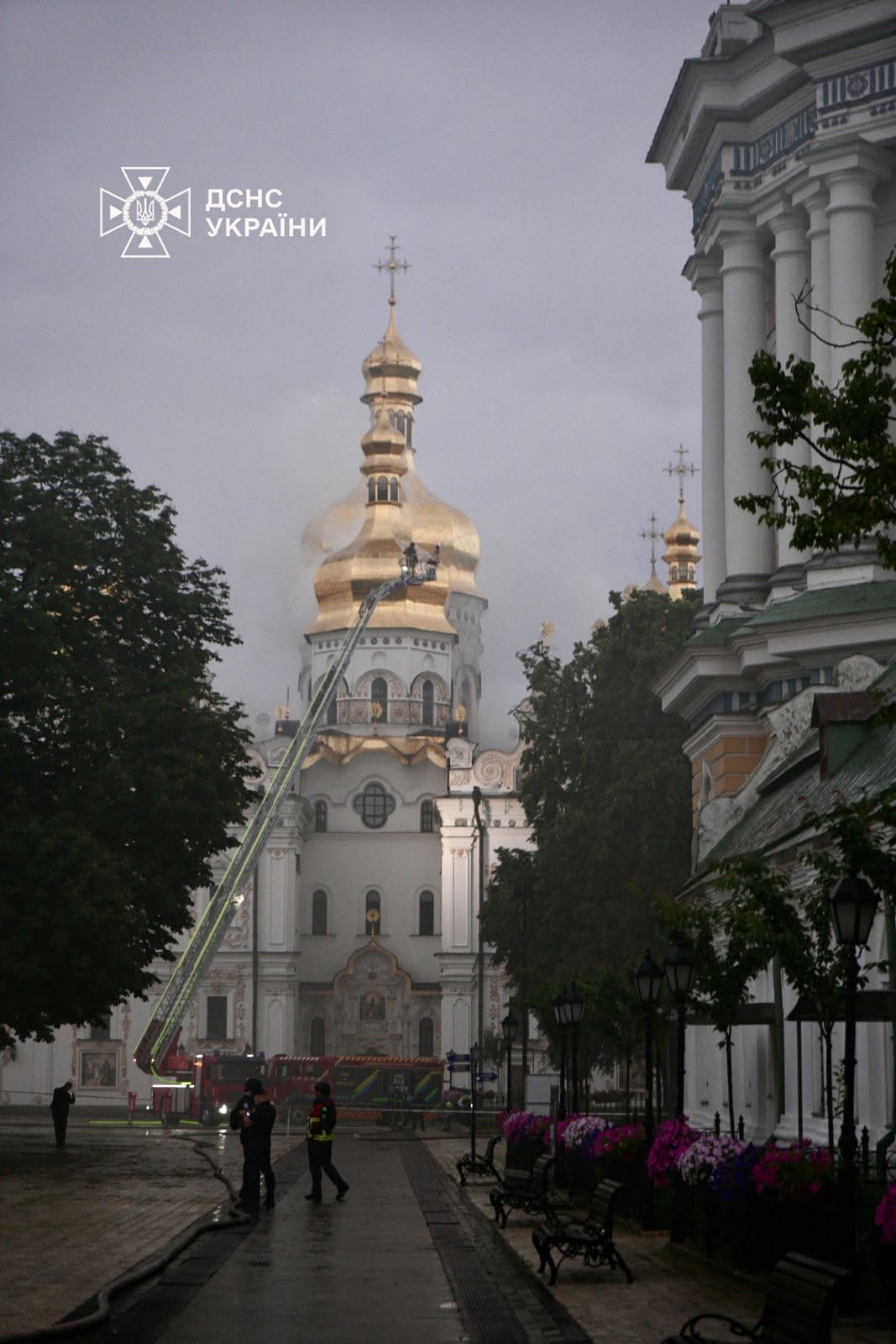 Рятувальники ліквідовують наслідки удару по Києво-Печерській лаврі (фото, відео)  фото 1