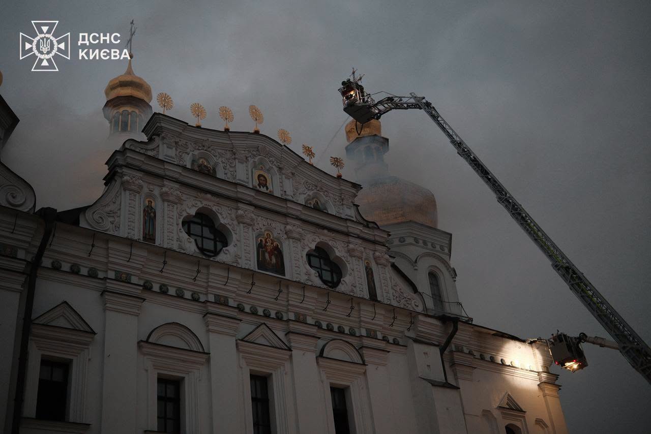 Рятувальники гасили пожежу на даху Успенського собору, незважаючи на повітряну тривогу і ворожу атаку, яка тривала до ранку. 15 червня 2026 року